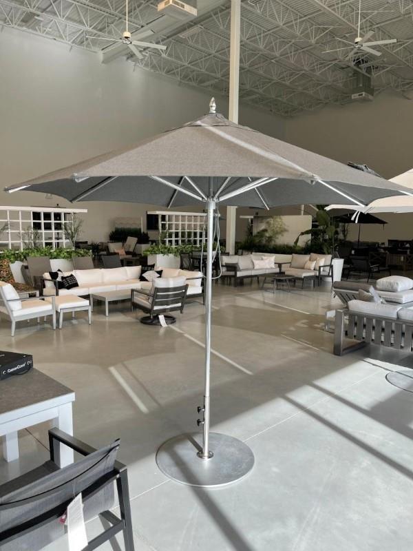 9&#39; Round Commercial Patio Umbrella