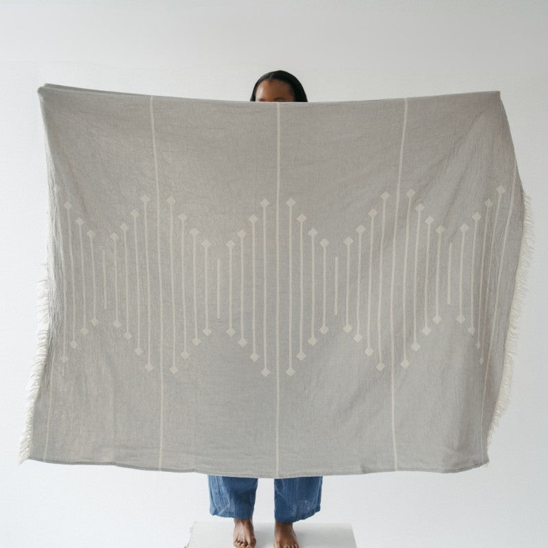 Pokoloko Arrow XL Towel Throw - Light Grey/Ecru