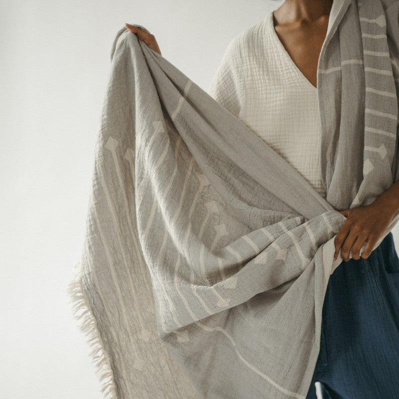 Pokoloko Arrow XL Towel Throw - Light Grey/Ecru