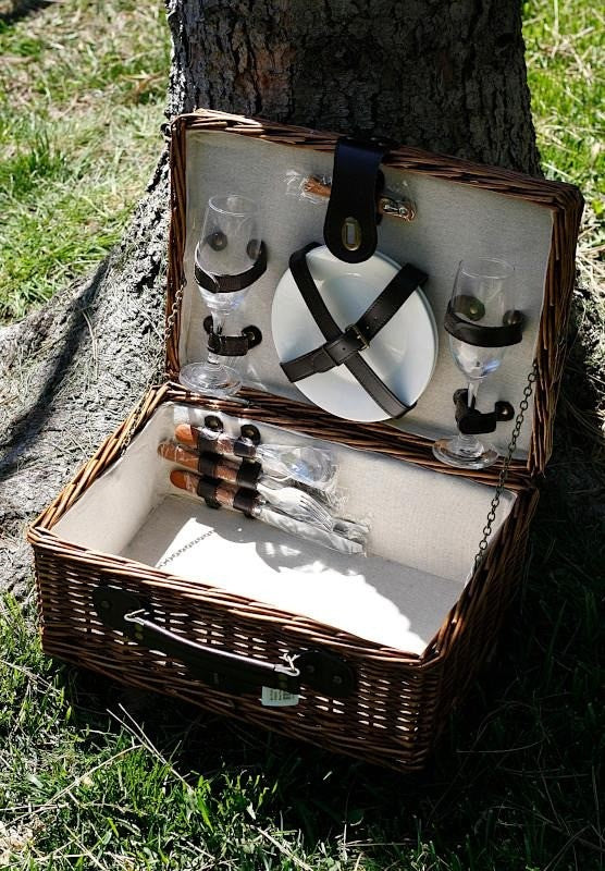 Sonoma 2 Person Willow Picnic Basket