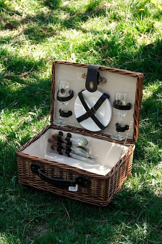 Sonoma 2 Person Willow Picnic Basket