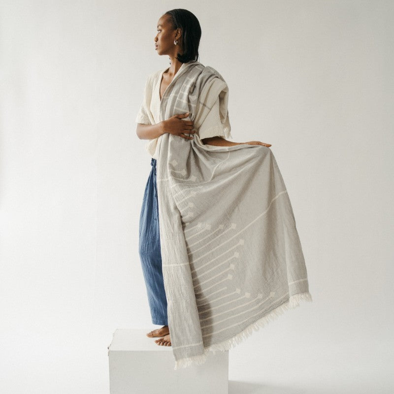 Pokoloko Arrow XL Towel Throw - Light Grey/Ecru